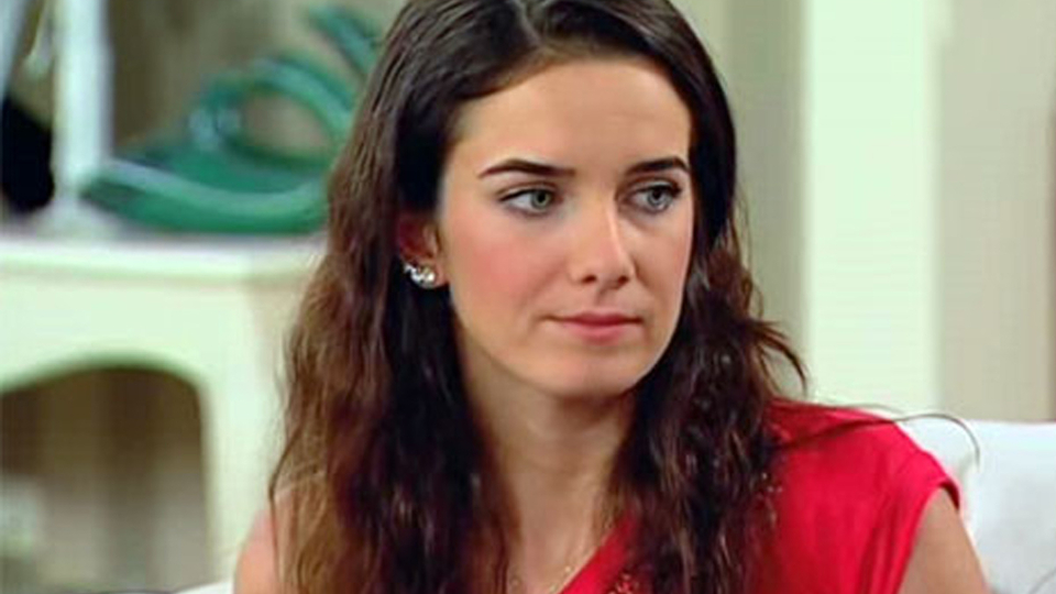 Hayal Kahraman kimdir?