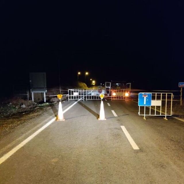 Tekirdağ'da kaya parçaları yolu kapattı