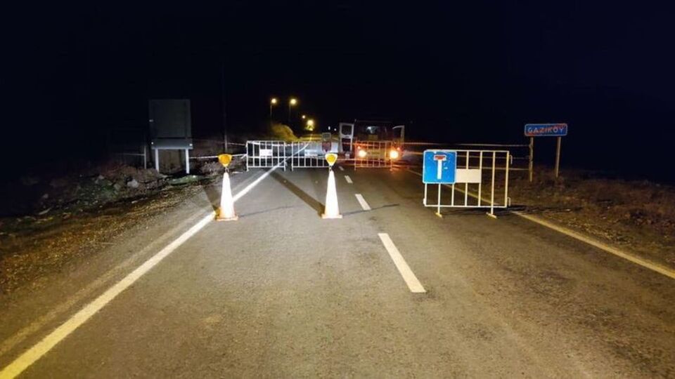 Tekirdağ'da kaya parçaları yolu kapattı