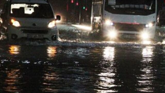 Manisa'da ev ve işyerlerini su bastı