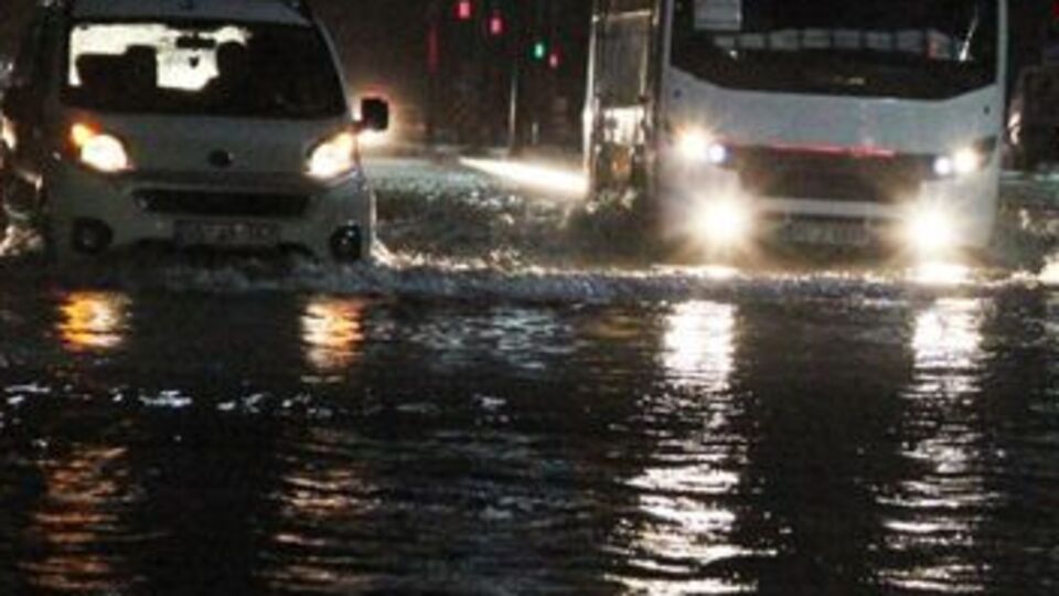 Manisa'da ev ve işyerlerini su bastı