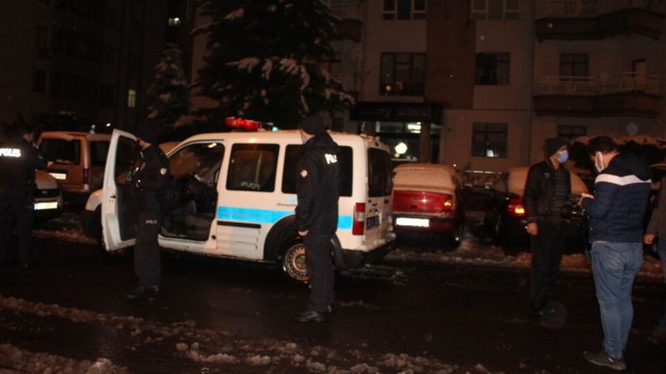 Hırsızlık şüphelisini bina sakinleri yakaladı