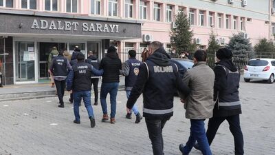 E-sınavda mikro kameralı kopyaya suçüstü