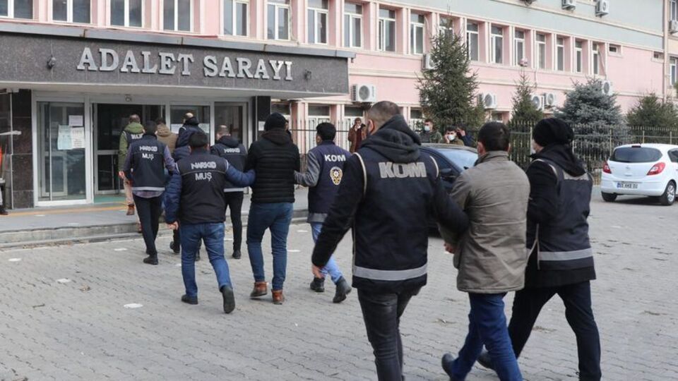 E-sınavda mikro kameralı kopyaya suçüstü