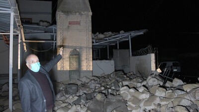 Fırtınada yıkılan minare trafonun üzerine devrildi