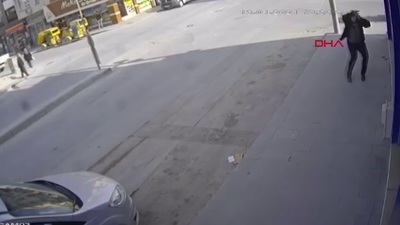 Mucize kurtuluş! Uçan çatıdan son anda kurtuldu