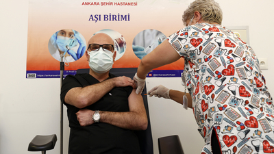 Aşı olan Bilim Kurulu Üyesi ilk yan etkiyi açıkladı