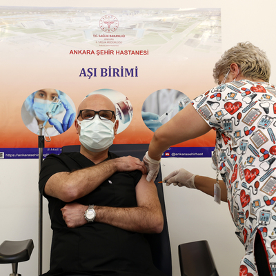 Aşı olan Bilim Kurulu Üyesi ilk yan etkiyi açıkladı