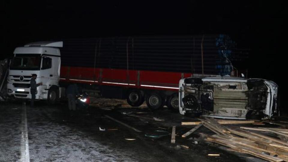 Buzlanan yolda zincirleme kaza: 3 yaralı