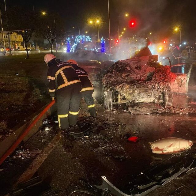 Zincirleme kazada araçlar alev aldı: 1 ölü, 2 yaralı