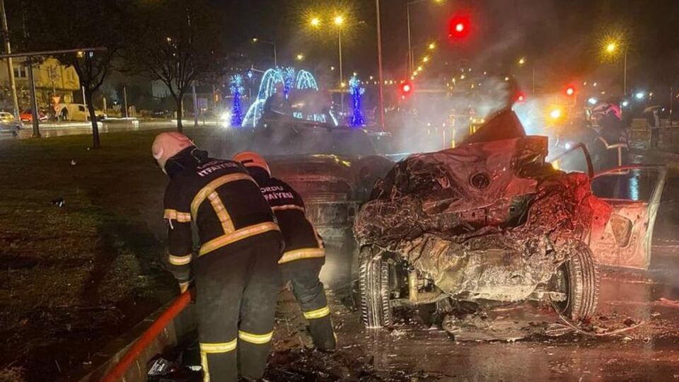 Zincirleme kazada araçlar alev aldı: 1 ölü, 2 yaralı
