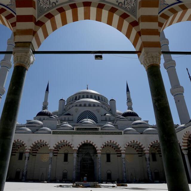 Diyanet açıkladı: Camiler açık mı, cuma namazı kılınacak mı?