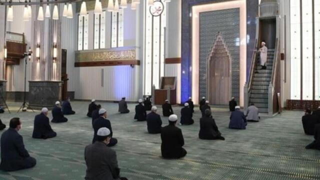 İzmir'de cuma namazı saat kaçta kılınıyor?