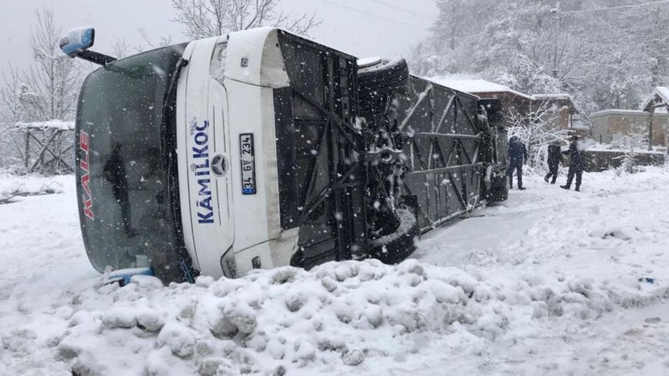 Yolcu otobüsü devrildi! Yaralılar var