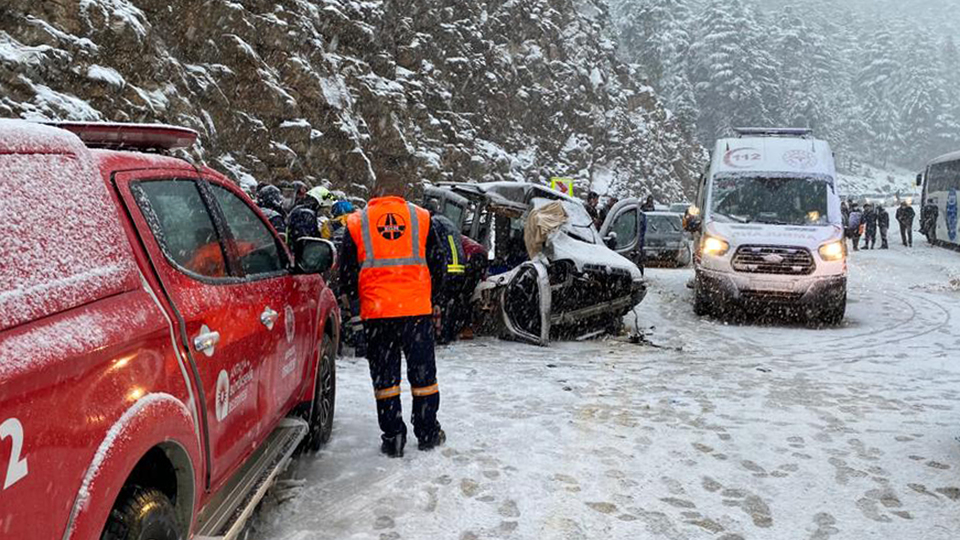 Otobüs ile ticari araç çarpıştı: 2 ölü, 5 yaralı!