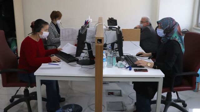 Eğitimciler ve sağlıkçılar koronaya karşı omuz omuza