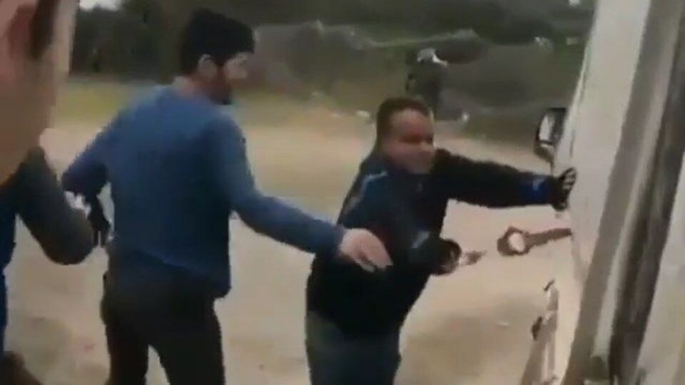 Zihinsel engelli bireye, işkence gibi şaka!