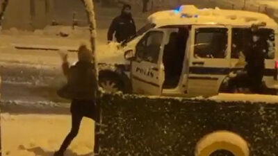Vatandaş ile polis kartopu oynadı