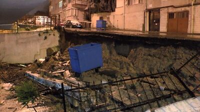 Üsküdar'da istinat duvarı çöktü