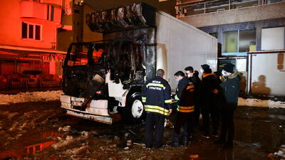 Park halindeki kamyon alev alev yandı