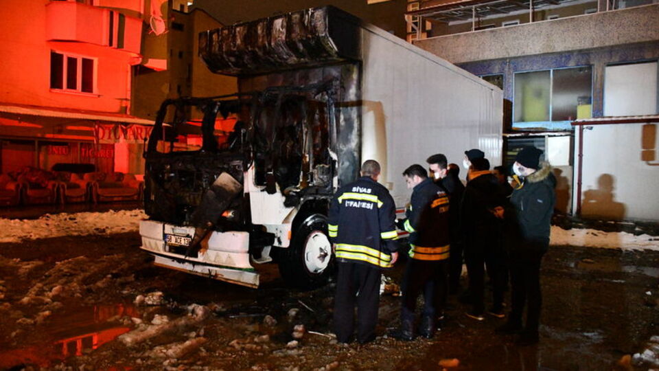 Park halindeki kamyon alev alev yandı