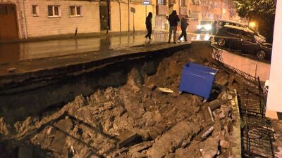 Üsküdar'da istinat duvarı çöktü