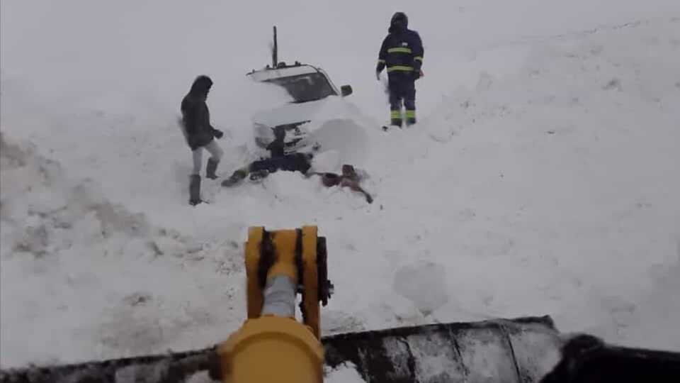 Sivas'ta fırtına nedeniyle elektrik direkleri devrildi!