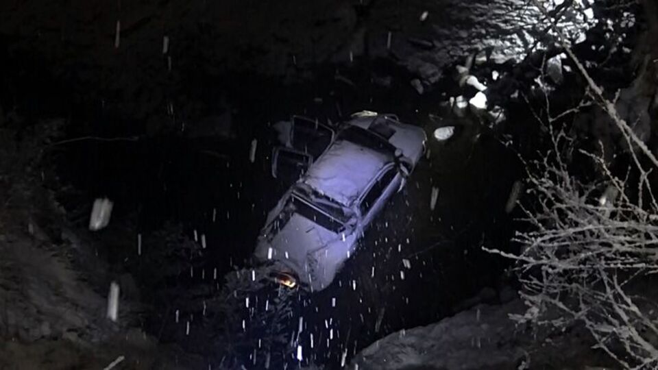 Karda yoldan çıkan kamyonet şarampole uçtu: 6 yaralı