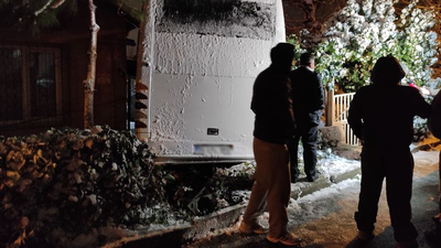 Freni boşalan midibüs evin bahçesine daldı