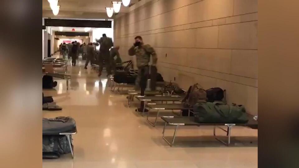 ABD Kongre binasına askeri sedye yığını!