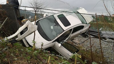 Asma köprüde aracıyla asılı kaldı!