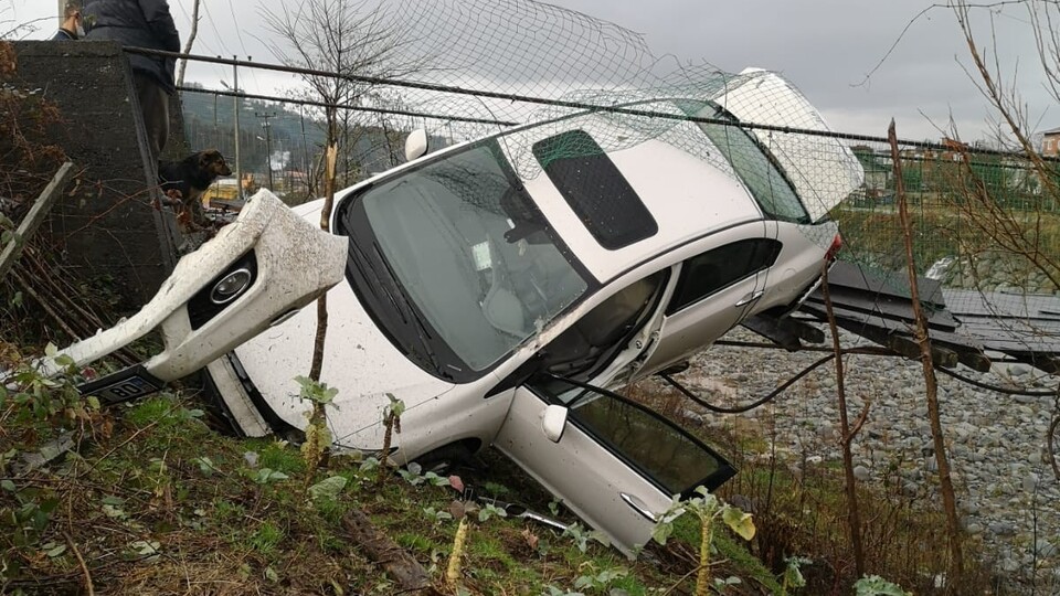Asma köprüde aracıyla asılı kaldı!