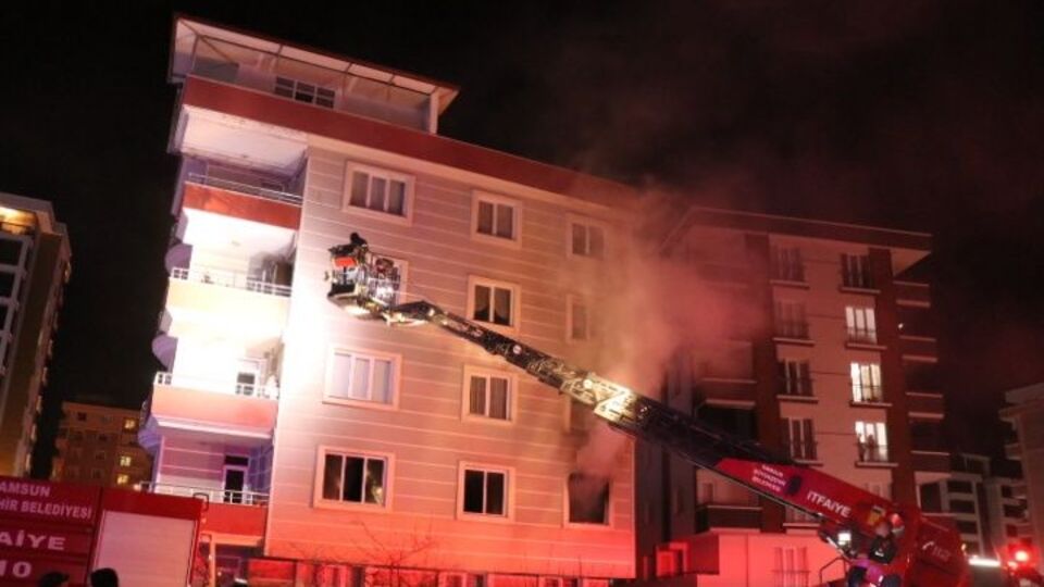 Samsun'da ev yangını: 2 çocuk dumandan etkilendi