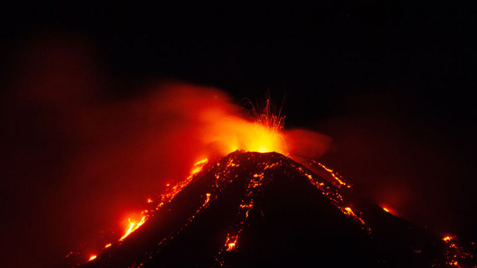 Etna Yanardağı lav püskürttü!