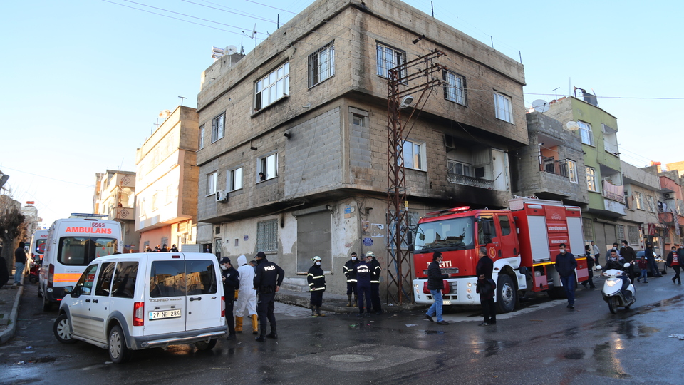 Feci yangın! İki çocuk alevlerin arasında kaldı