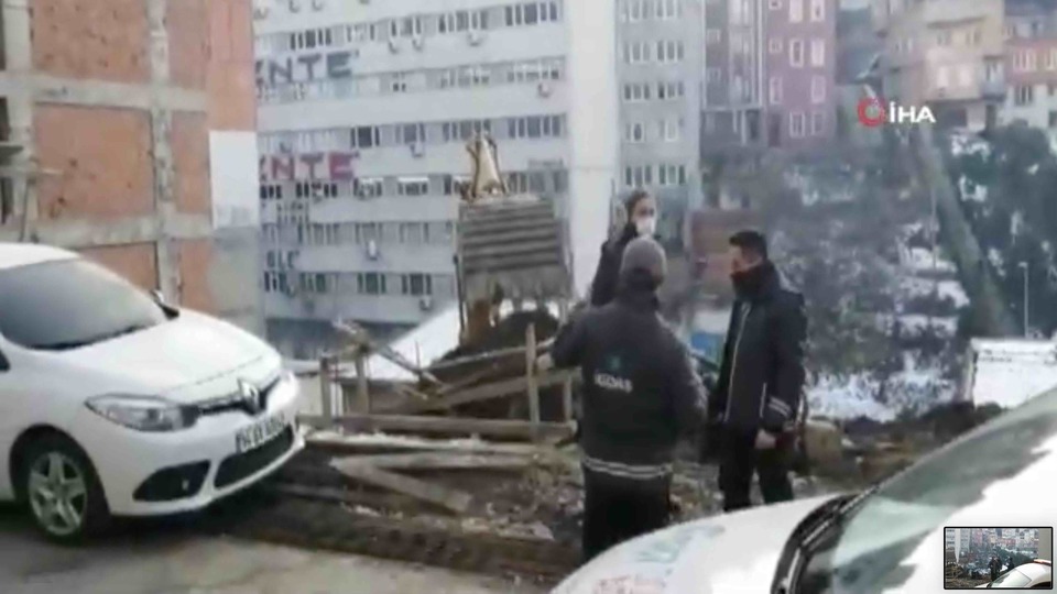 Kurtuluş'ta istinat duvarı çöktü! Binalar tahliye edildi