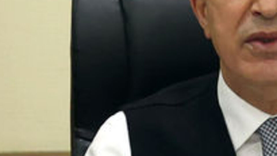 Bakan Akar'dan kritik mesajlar!