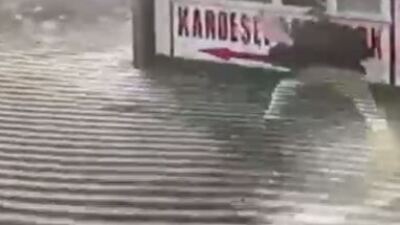 Buzda kayıp düşerken kızını korudu!