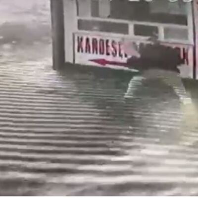 Buzda kayıp düşerken kızını korudu!