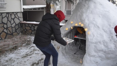 Burası Kütahya... 4 saatte Eskimo evi yaptılar!