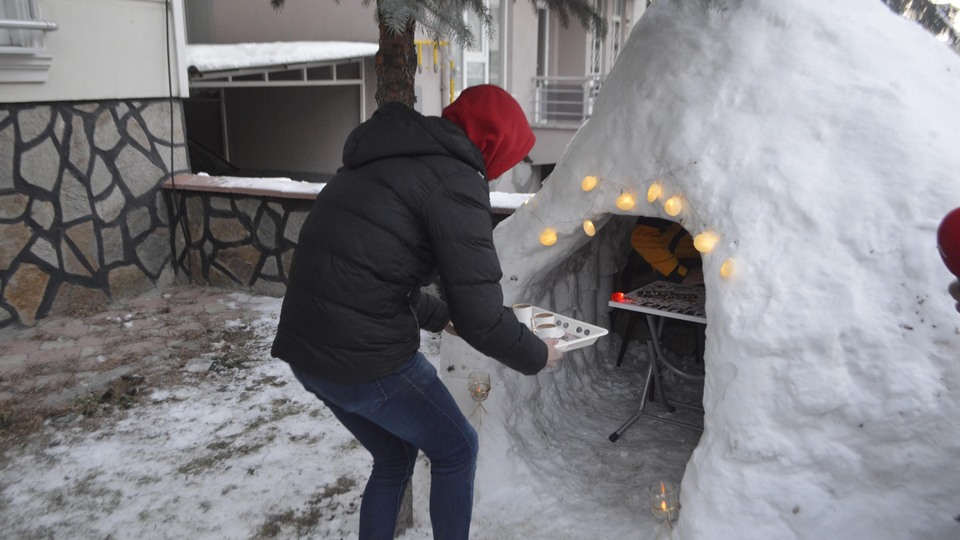 Burası Kütahya... 4 saatte Eskimo evi yaptılar!