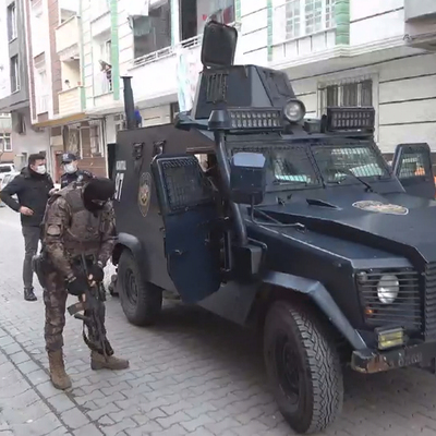 Feci olay! Çocuklarını rehin aldı