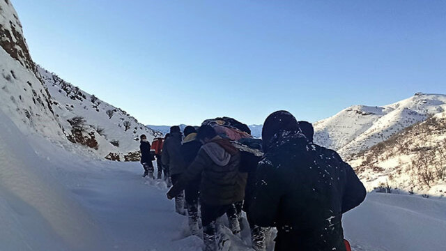 5 kilometre omuzlarda taşınarak kurtarıldı