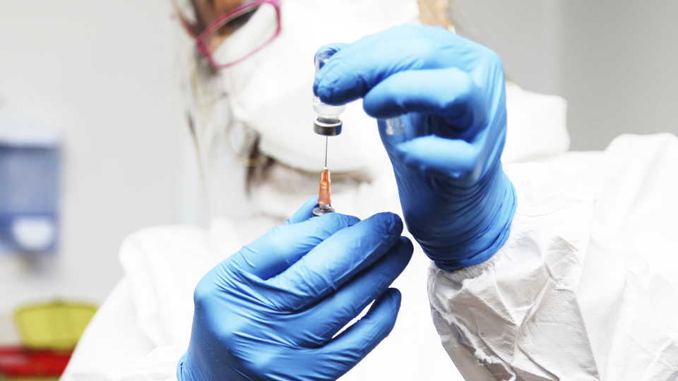 Koronavirüs aşısında tek doz yeterli olacak mı?