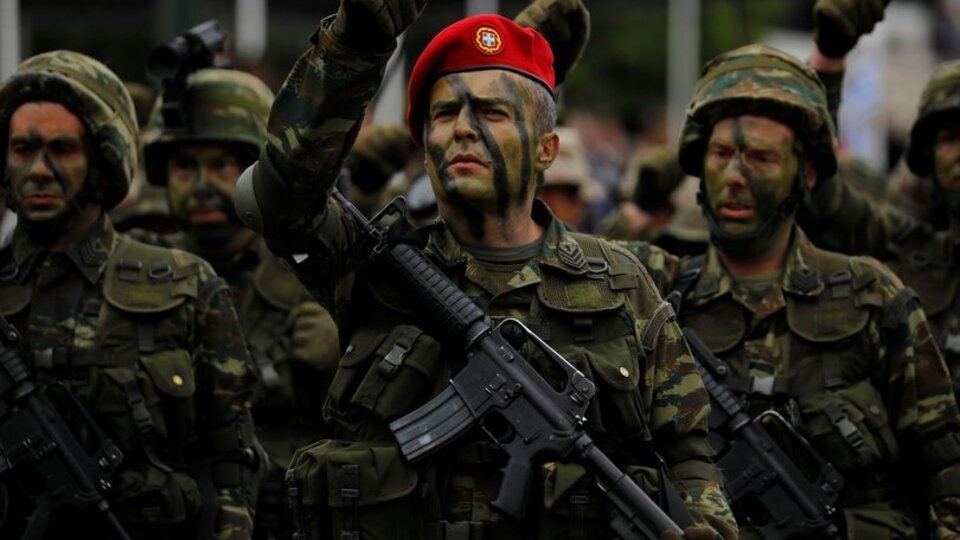 Yunanistan'da zorunlu askerlik 1 yıla çıkacak