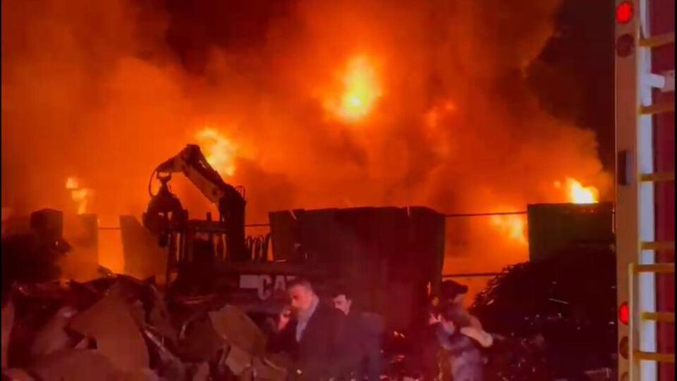 Geri dönüşüm fabrikasında büyük yangın