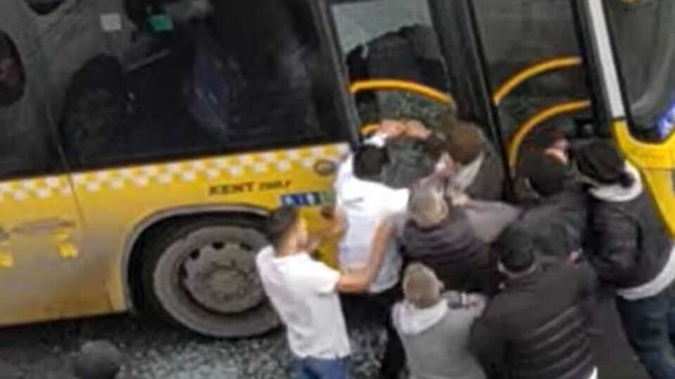 Otobüsün camını kırdılar! İçeri girip dövdüler!