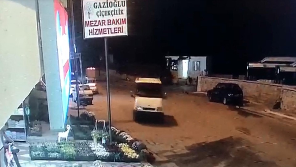 Kirli planı farı yanmayan minibüs bozdu!