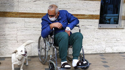 Sahibini hastane kapısında beklemişti... Dünya basınında manşet oldu