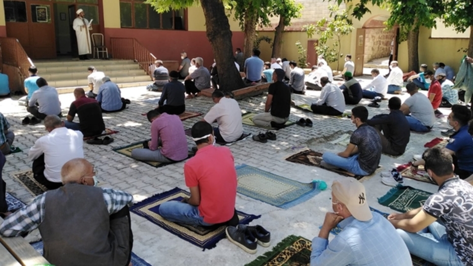 65 yaş üstü ve 20 yaş altı cumaya gidebilir mi?